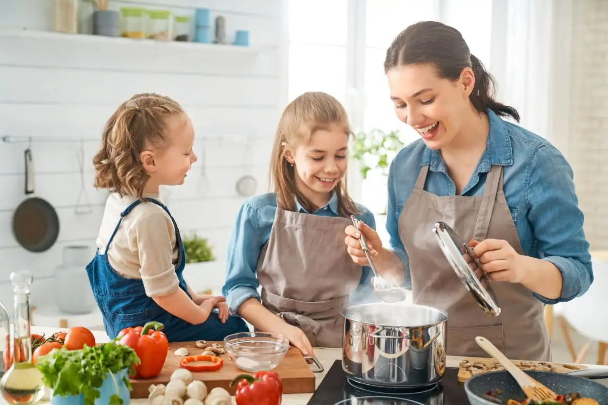 madre cocinando con sus hijas