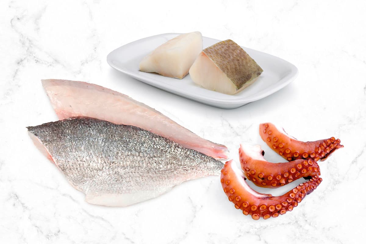 distintos cortes de pescado y moluscos